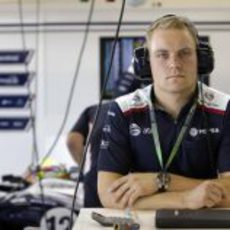 Valtteri Bottas con el equipo Williams en Yas Marina