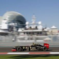 Romain Grosjean rueda en los libres del GP de Abu Dabi 2011