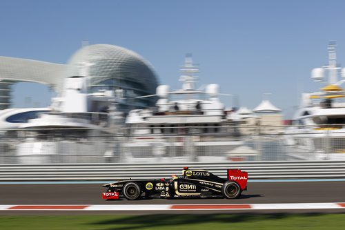 Romain Grosjean rueda en los libres del GP de Abu Dabi 2011