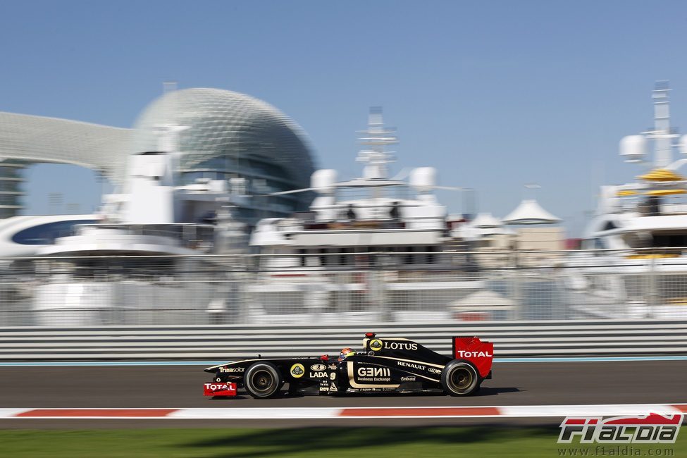 Romain Grosjean rueda en los libres del GP de Abu Dabi 2011