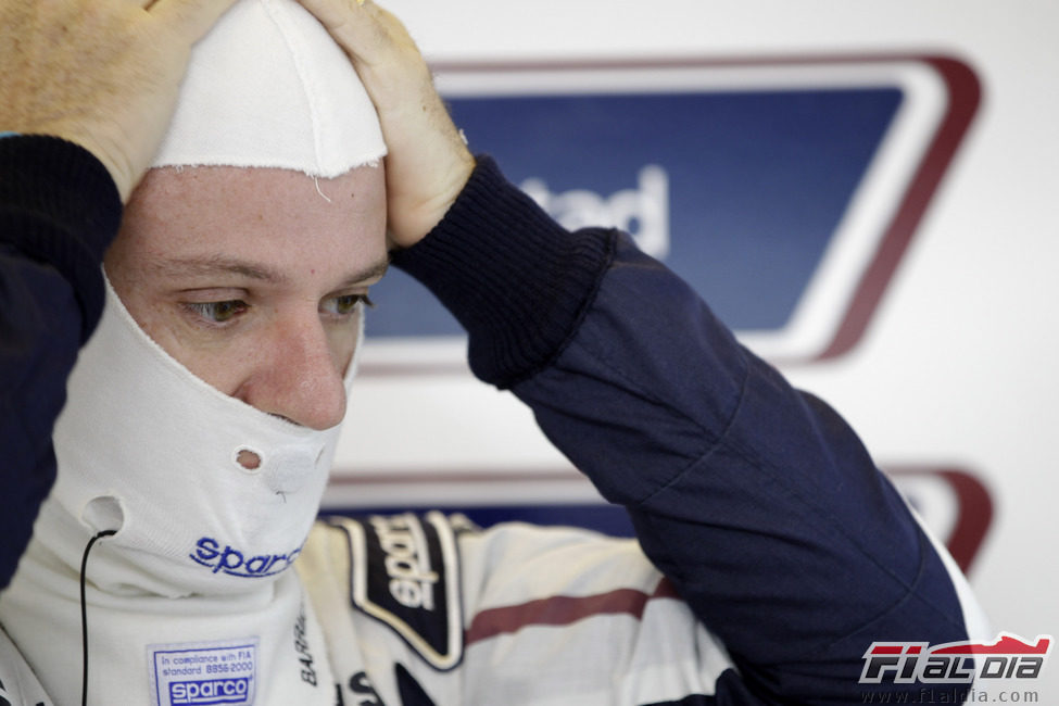 Rubens Barrichello se prepara para subirse al Williams