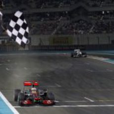 Lewis Hamilton cruza la meta de Yas Marina en primera posición