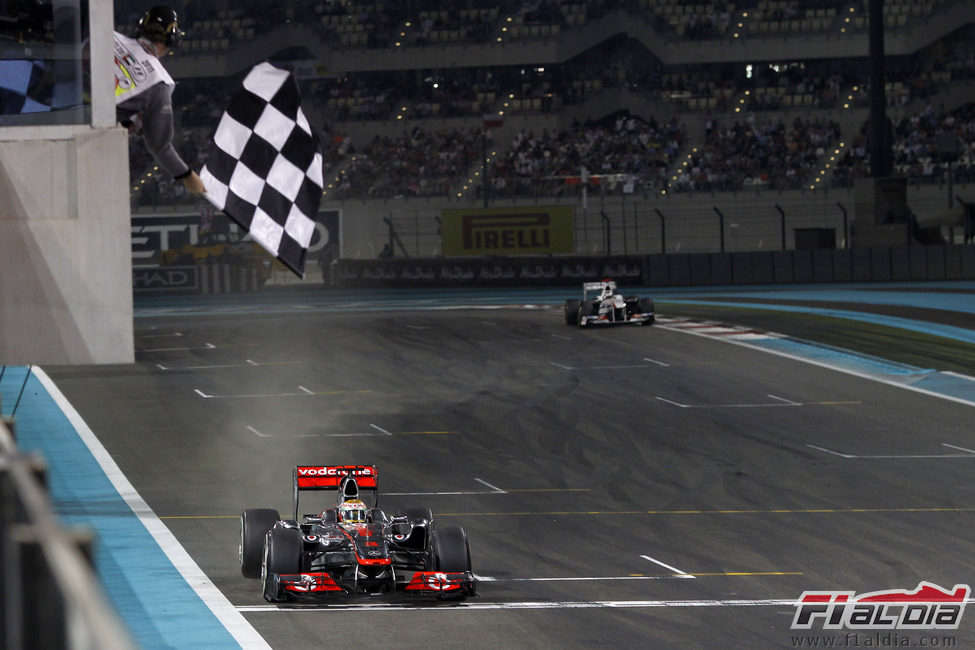 Lewis Hamilton cruza la meta de Yas Marina en primera posición