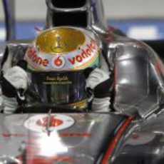 Lewis Hamilton celebra en el coche su tercera victoria del año 2011