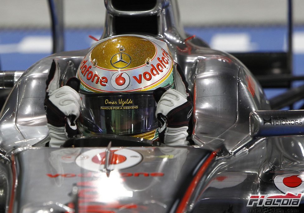 Lewis Hamilton celebra en el coche su tercera victoria del año 2011