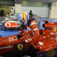 Fernando Alonso se baja del coche tras la carrera de Abu Dabi 2011