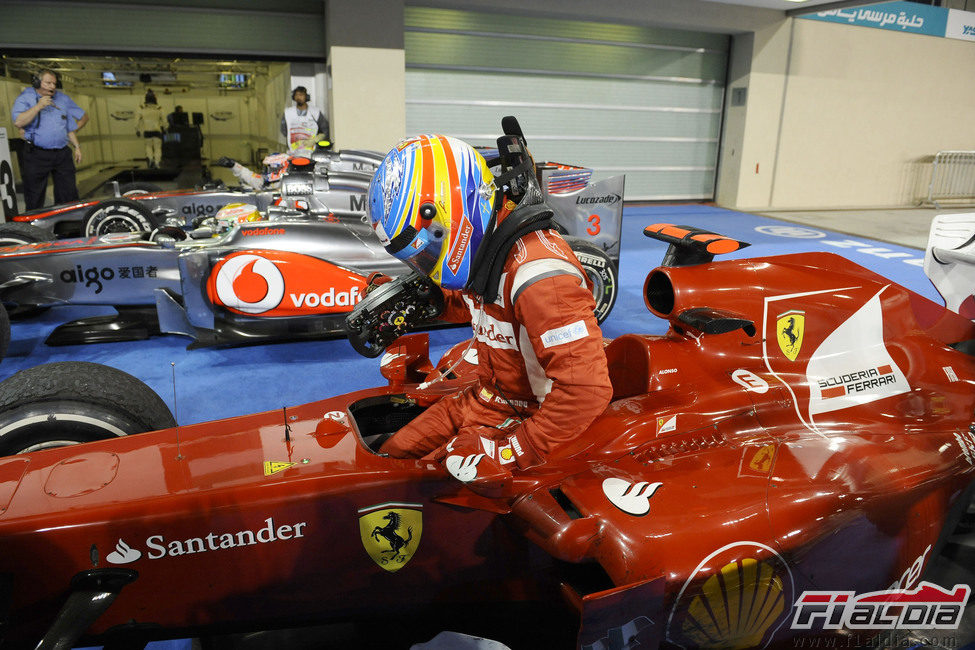 Fernando Alonso se baja del coche tras la carrera de Abu Dabi 2011