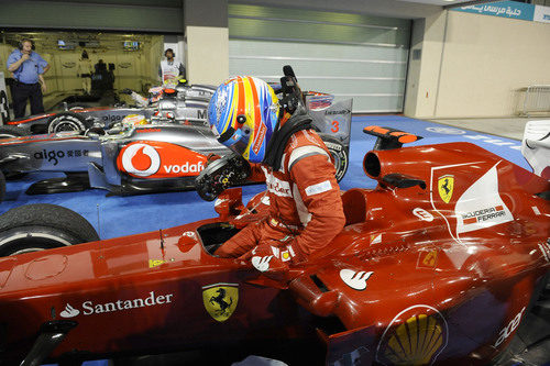 Fernando Alonso se baja del coche tras la carrera de Abu Dabi 2011