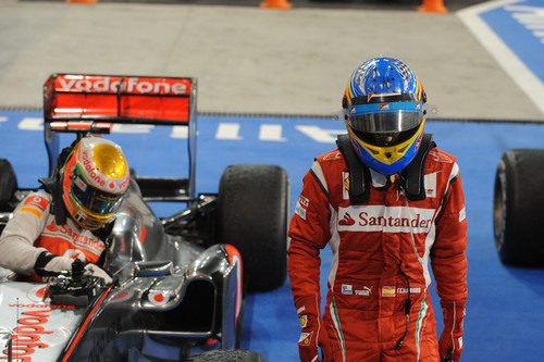 Hamilton se baja del coche detrás de Alonso
