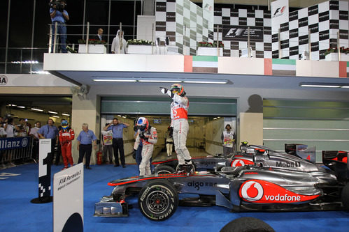 Lewis Hamilton se pone en pie encima del monoplaza para celebrar el triunfo