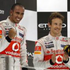 Los dos pilotos de McLaren en el podio del GP de Abu Dabi 2011