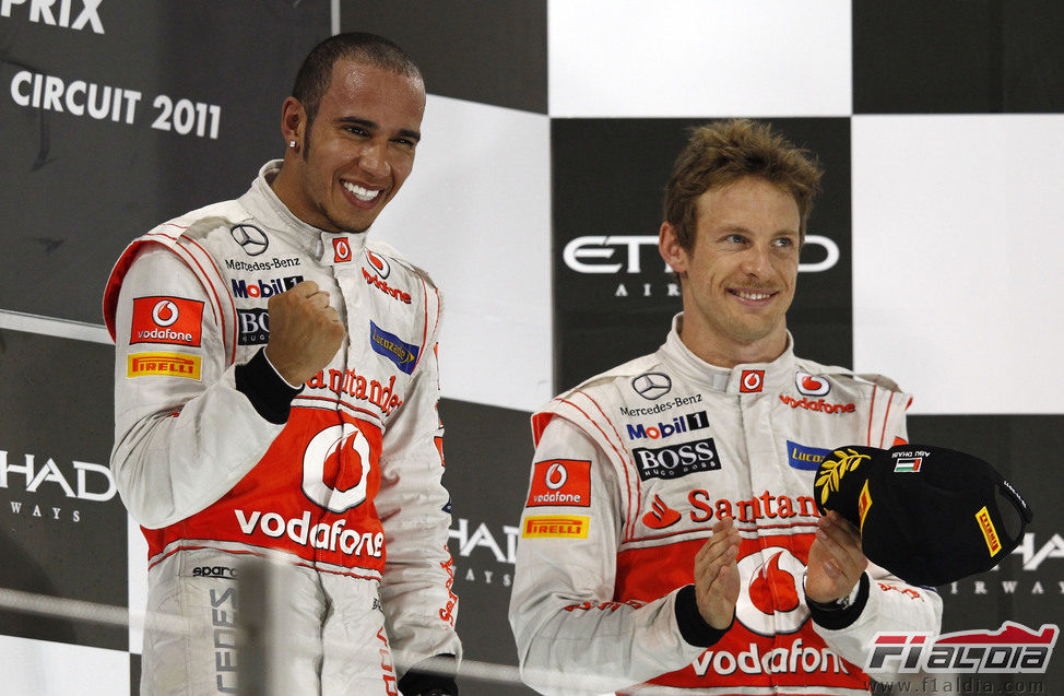 Los dos pilotos de McLaren en el podio del GP de Abu Dabi 2011