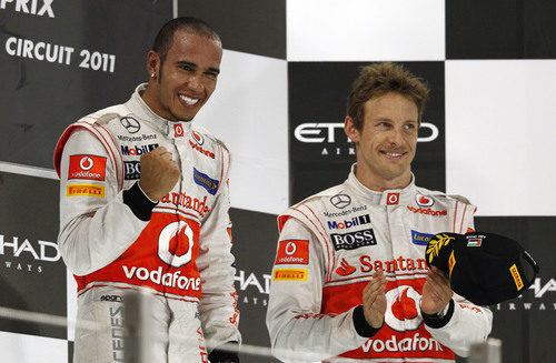 Los dos pilotos de McLaren en el podio del GP de Abu Dabi 2011