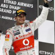 Lewis Hamilton levanta su trofeo de ganador en el GP de Abu Dabi 2011