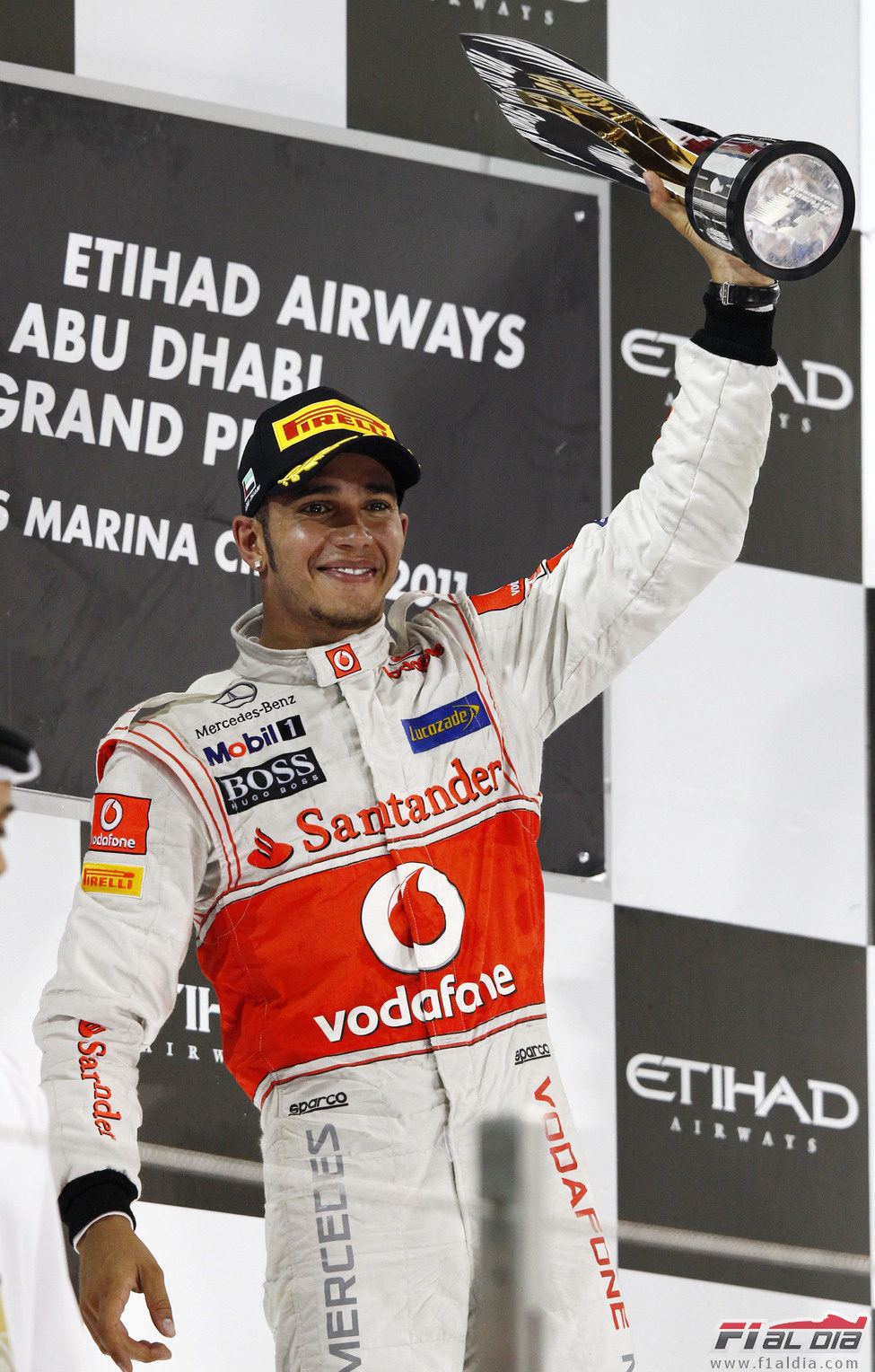 Lewis Hamilton levanta su trofeo de ganador en el GP de Abu Dabi 2011