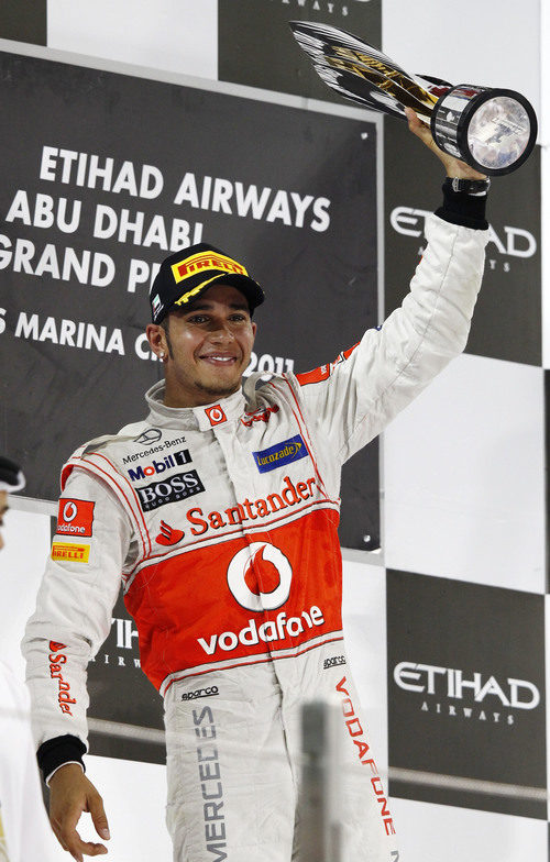 Lewis Hamilton levanta su trofeo de ganador en el GP de Abu Dabi 2011