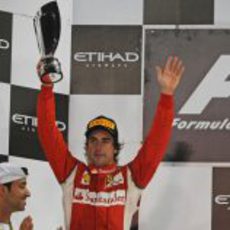 Fernando Alonso levanta su trofeo en el GP de Abu Dabi 2011