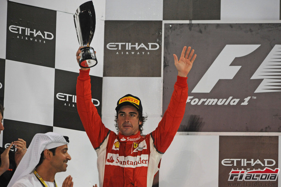 Fernando Alonso levanta su trofeo en el GP de Abu Dabi 2011