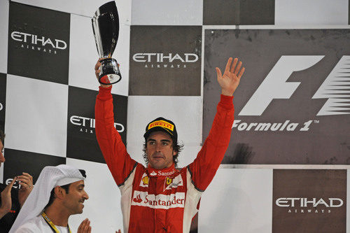 Fernando Alonso levanta su trofeo en el GP de Abu Dabi 2011
