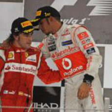 Fernando Alonso y Lewis Hamilton hablan en el podio del GP de Abu Dabi 2011