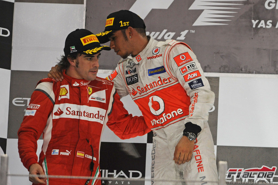 Fernando Alonso y Lewis Hamilton hablan en el podio del GP de Abu Dabi 2011