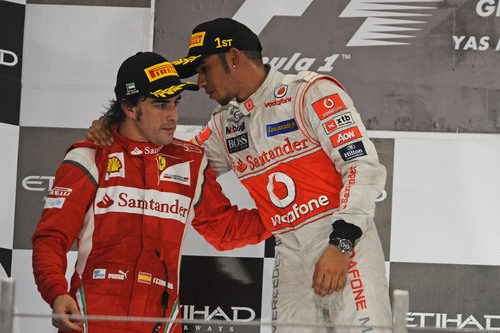 Fernando Alonso y Lewis Hamilton hablan en el podio del GP de Abu Dabi 2011