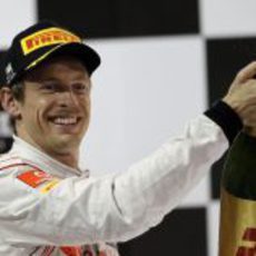 Jenson Button descorcha el "champán" en Yas Marina