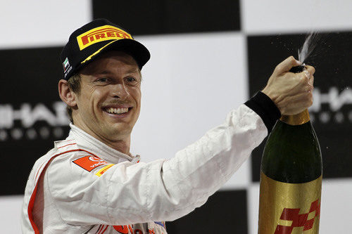 Jenson Button descorcha el "champán" en Yas Marina