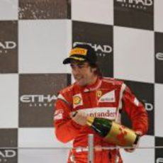 Fernando Alonso vuelve a descorchar la botella en el podio