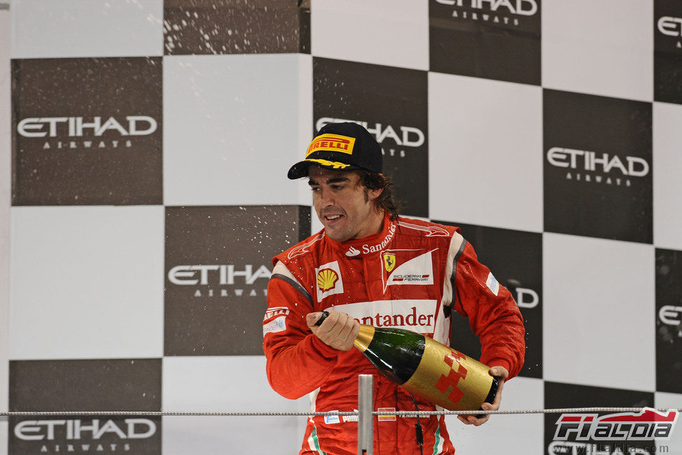 Fernando Alonso vuelve a descorchar la botella en el podio