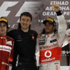 Alonso, Hamilton y Button en el podio del GP de Abu Dabi 2011