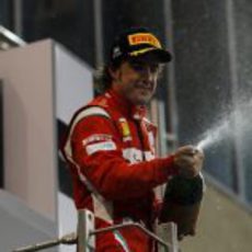 Fernando Alonso riega a los suyos en Abu Dabi 2011