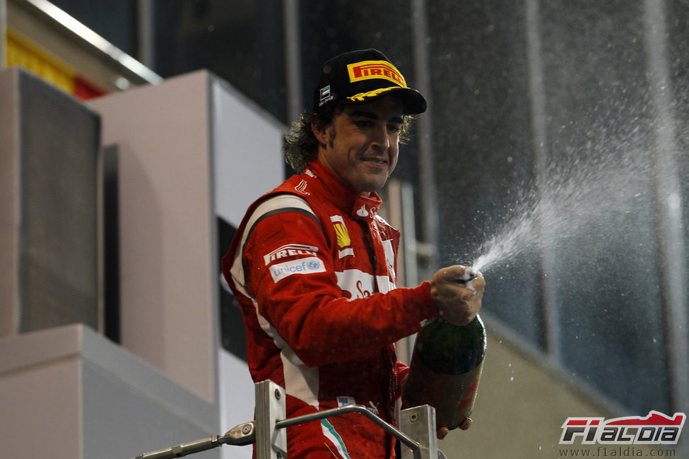 Fernando Alonso riega a los suyos en Abu Dabi 2011