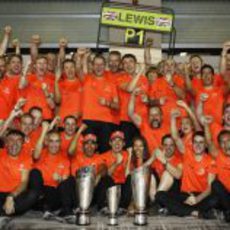 El equipo McLaren celebra la victoria en el GP de Abu Dabi 2011