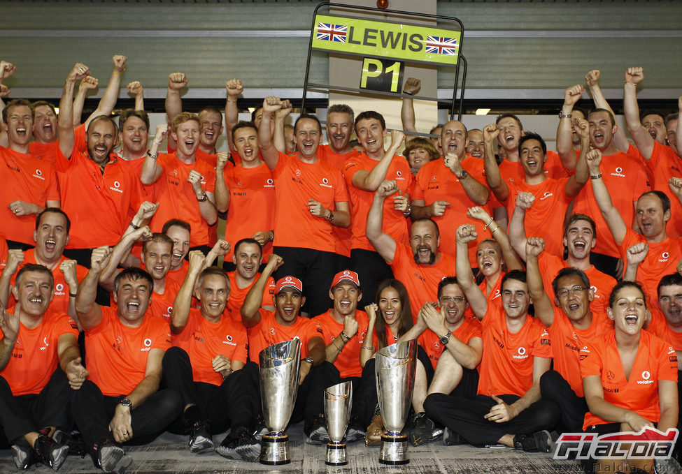 El equipo McLaren celebra la victoria en el GP de Abu Dabi 2011