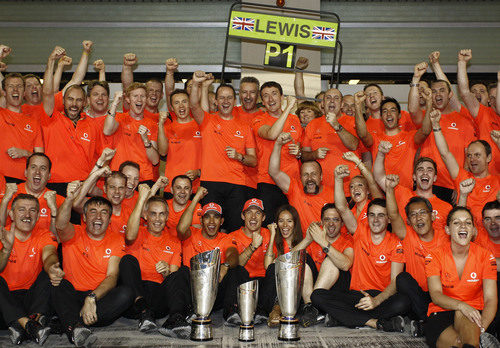 El equipo McLaren celebra la victoria en el GP de Abu Dabi 2011