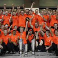 La madre de Lewis Hamilton celebra la victoria con el equipo McLaren en Yas Marina