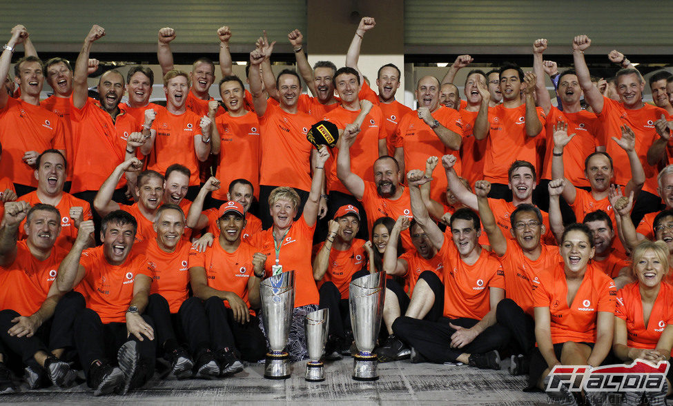La madre de Lewis Hamilton celebra la victoria con el equipo McLaren en Yas Marina