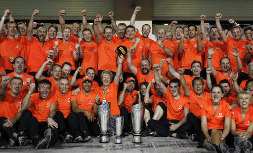 La madre de Lewis Hamilton celebra la victoria con el equipo McLaren en Yas Marina