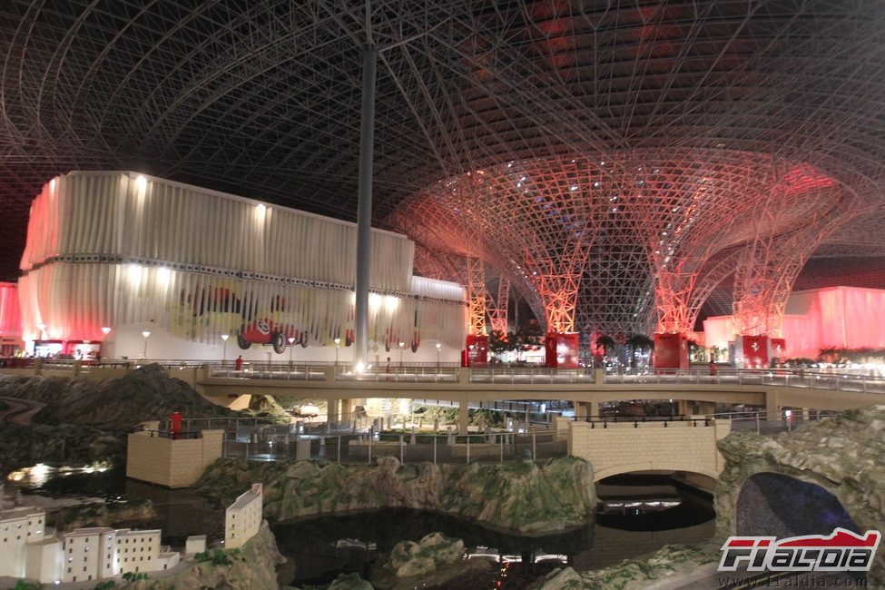 Interior del parque de atracciones de Ferrari