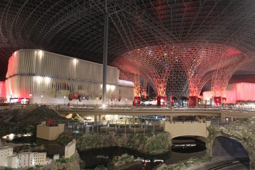 Interior del parque de atracciones de Ferrari