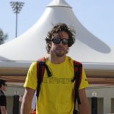 Fernando Alonso llega a Abu Dabi con una camiseta amarilla