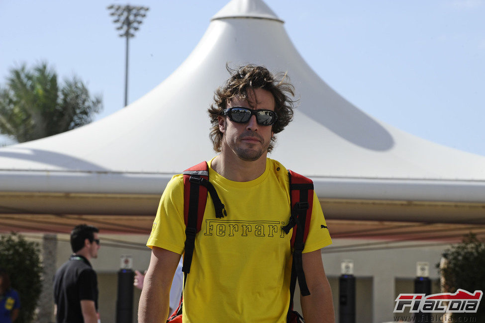 Fernando Alonso llega a Abu Dabi con una camiseta amarilla