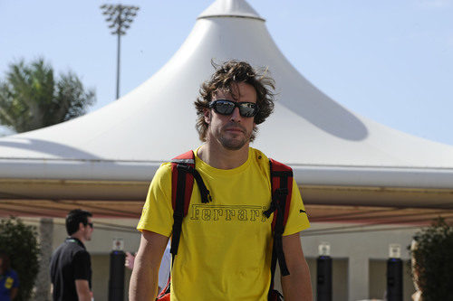 Fernando Alonso llega a Abu Dabi con una camiseta amarilla