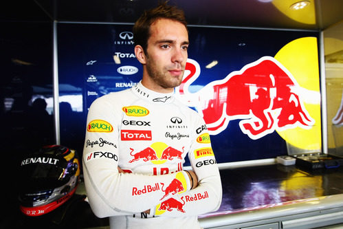 Jean-Eric Vergne en el box de Red Bull en Abu Dabi