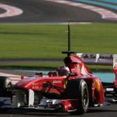 Jules Bianchi en pista con el Ferrari de 2011 em Yas Marina