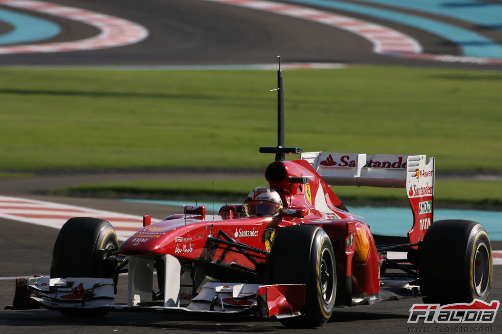 Jules Bianchi en pista con el Ferrari de 2011 em Yas Marina