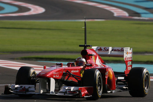 Jules Bianchi en pista con el Ferrari de 2011 em Yas Marina