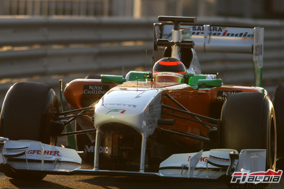 Max Chilton rueda con el Force India en los test de Abu Dabi 2011