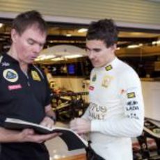 Robert Wickens habla con su ingeniero en Yas Marina